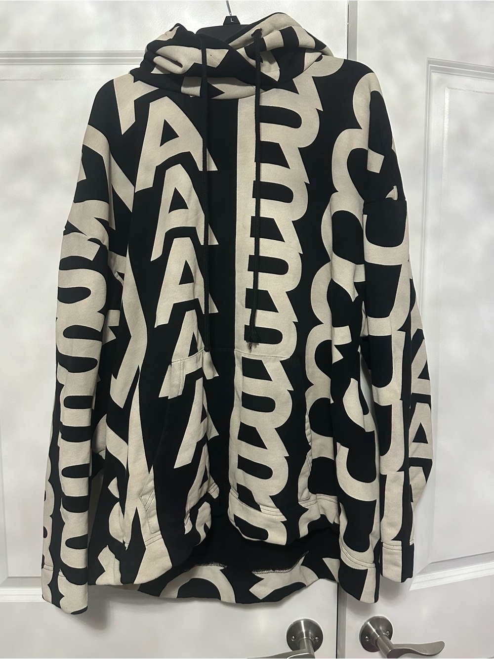 Marc Jacobs Black and Cream Logo-Pattern Hoodie - Picture 4 of 6